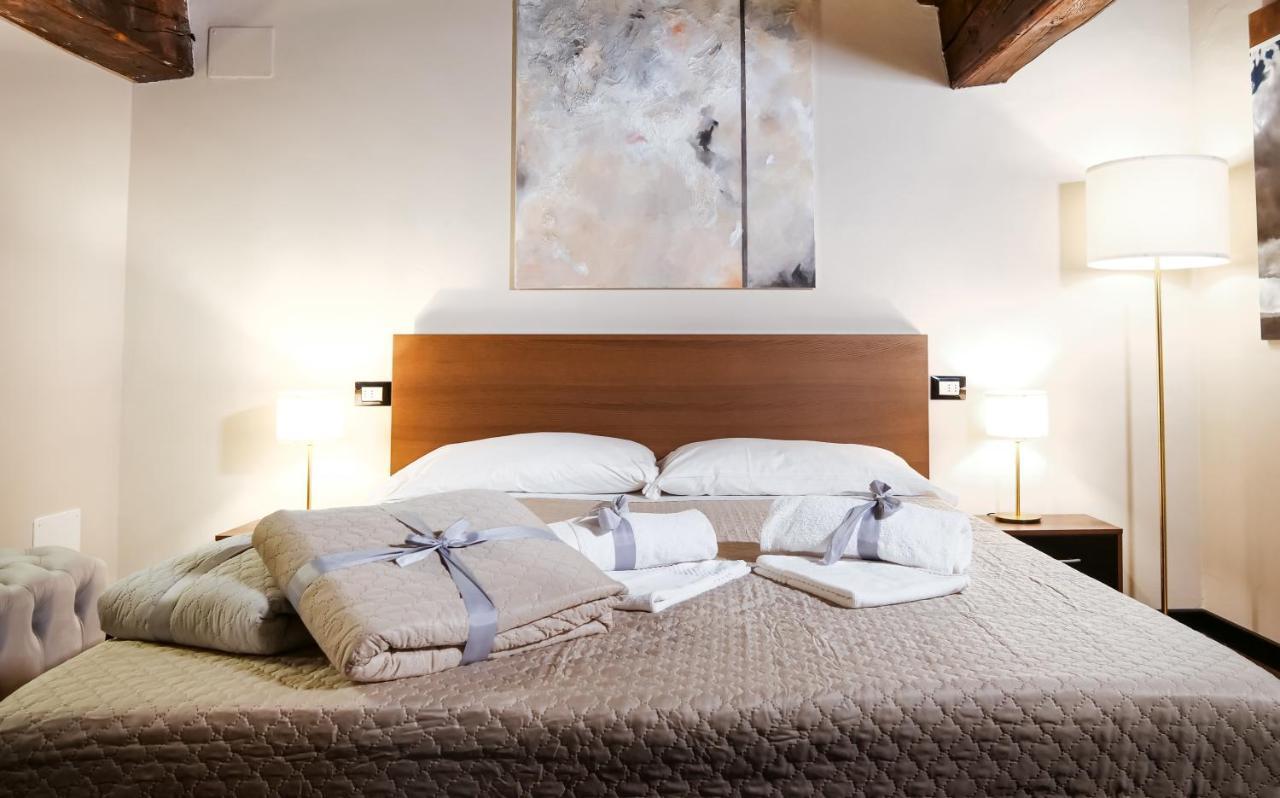 Casa Del Pittore - Elegante Appartamento Del 1200 - Centro Storico 科莫 外观 照片